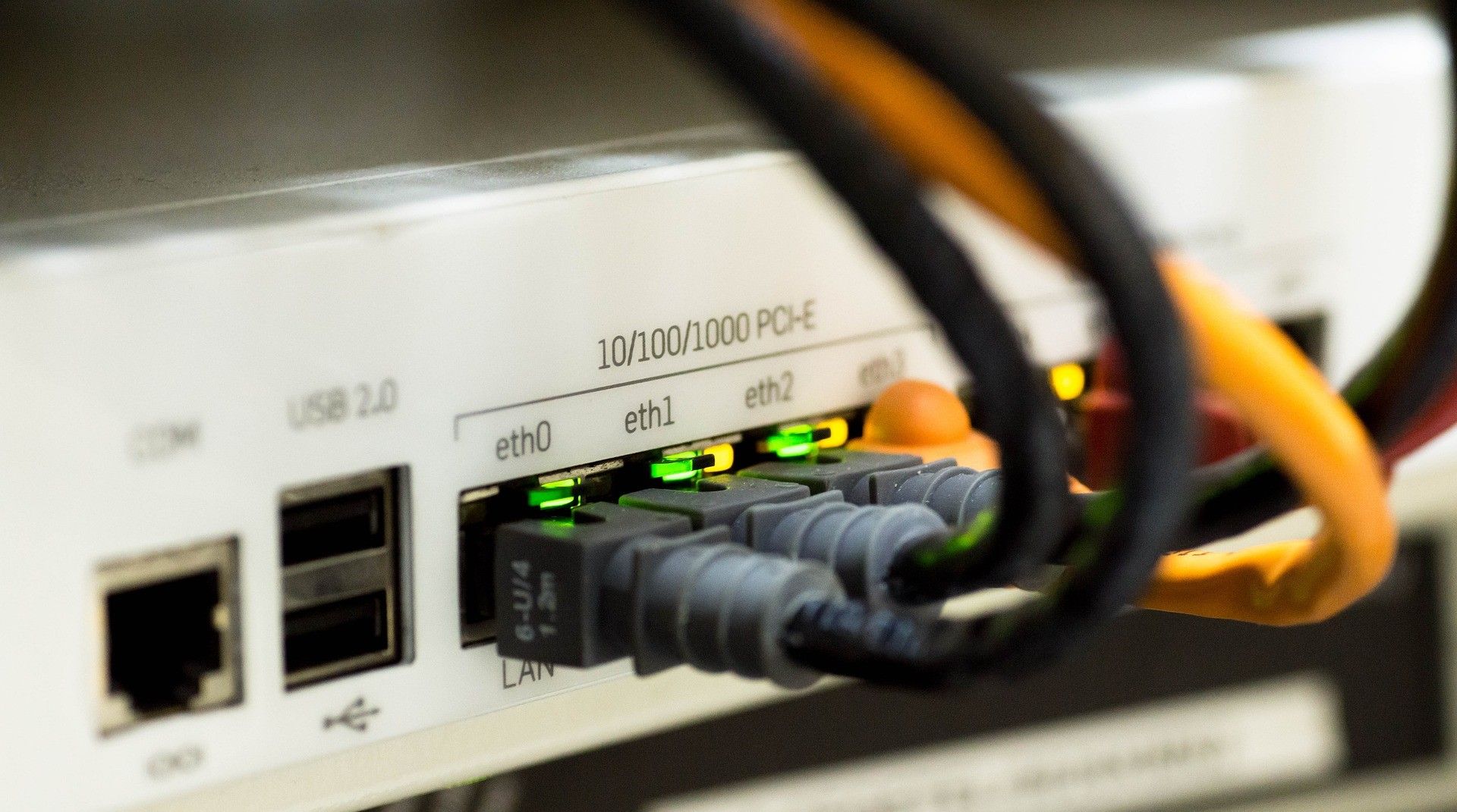 imagem de cabos Ethernet conectados ao roteador