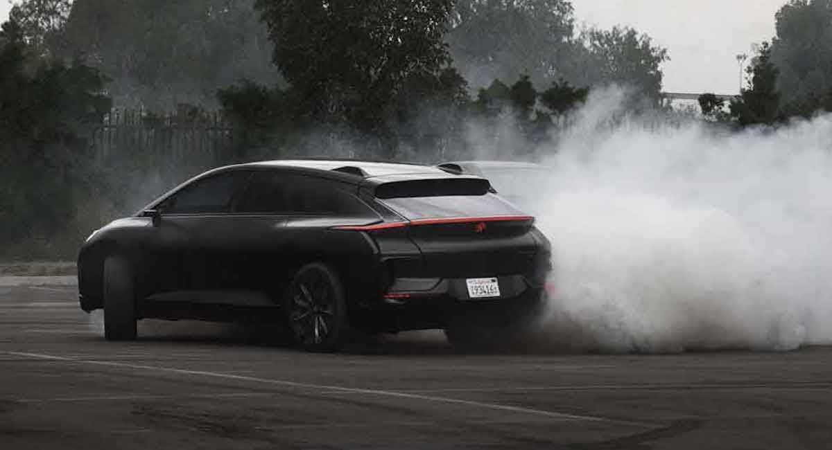 Một chiếc Faraday Future FF 91 màu đen biểu diễn màn đốt khói trong bãi đậu xe