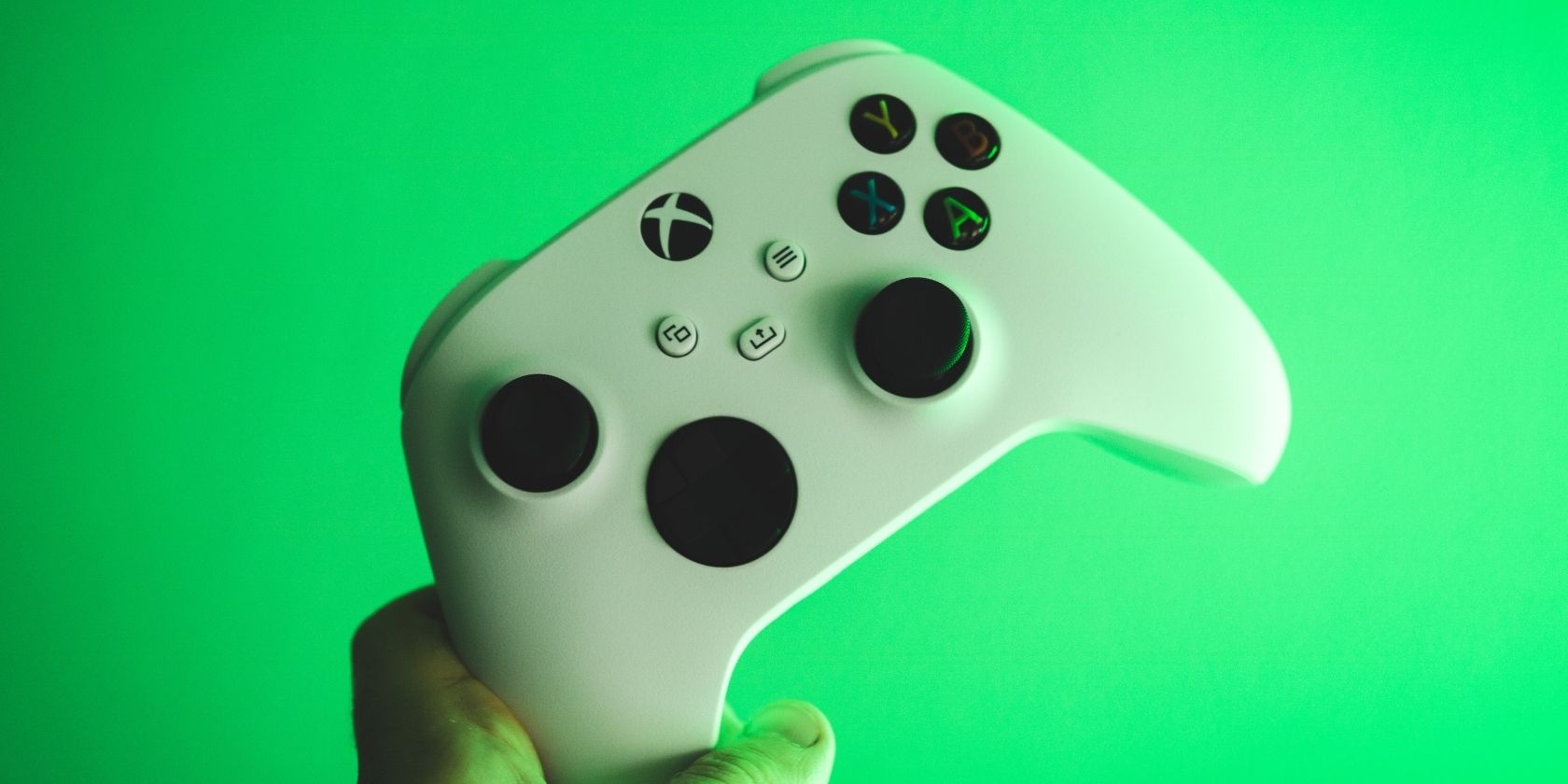 A photograph of a white Xbox Wireless Controller for Xbox Series X and S 