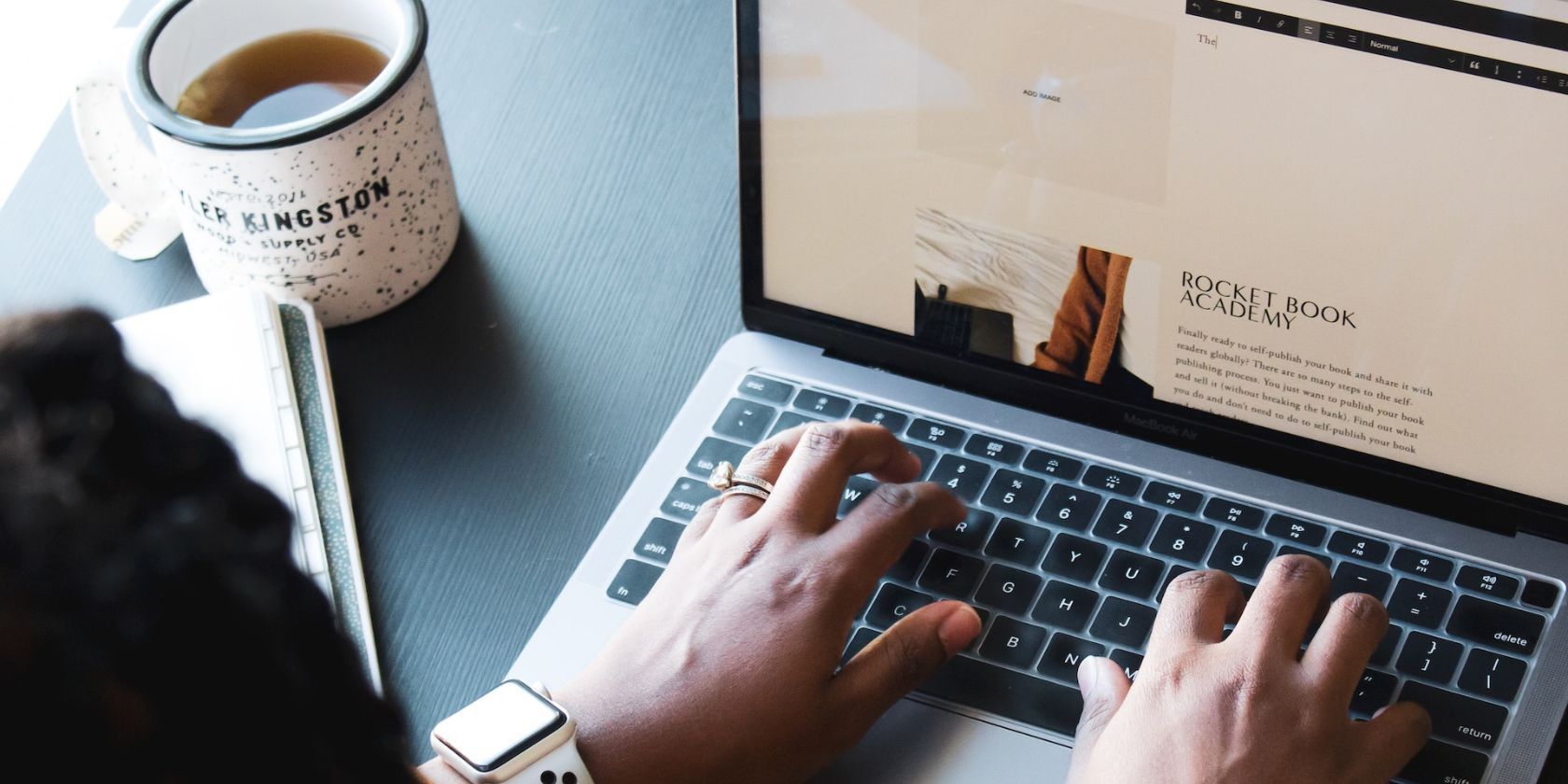 شخصی که از Macbook Pro استفاده می کند