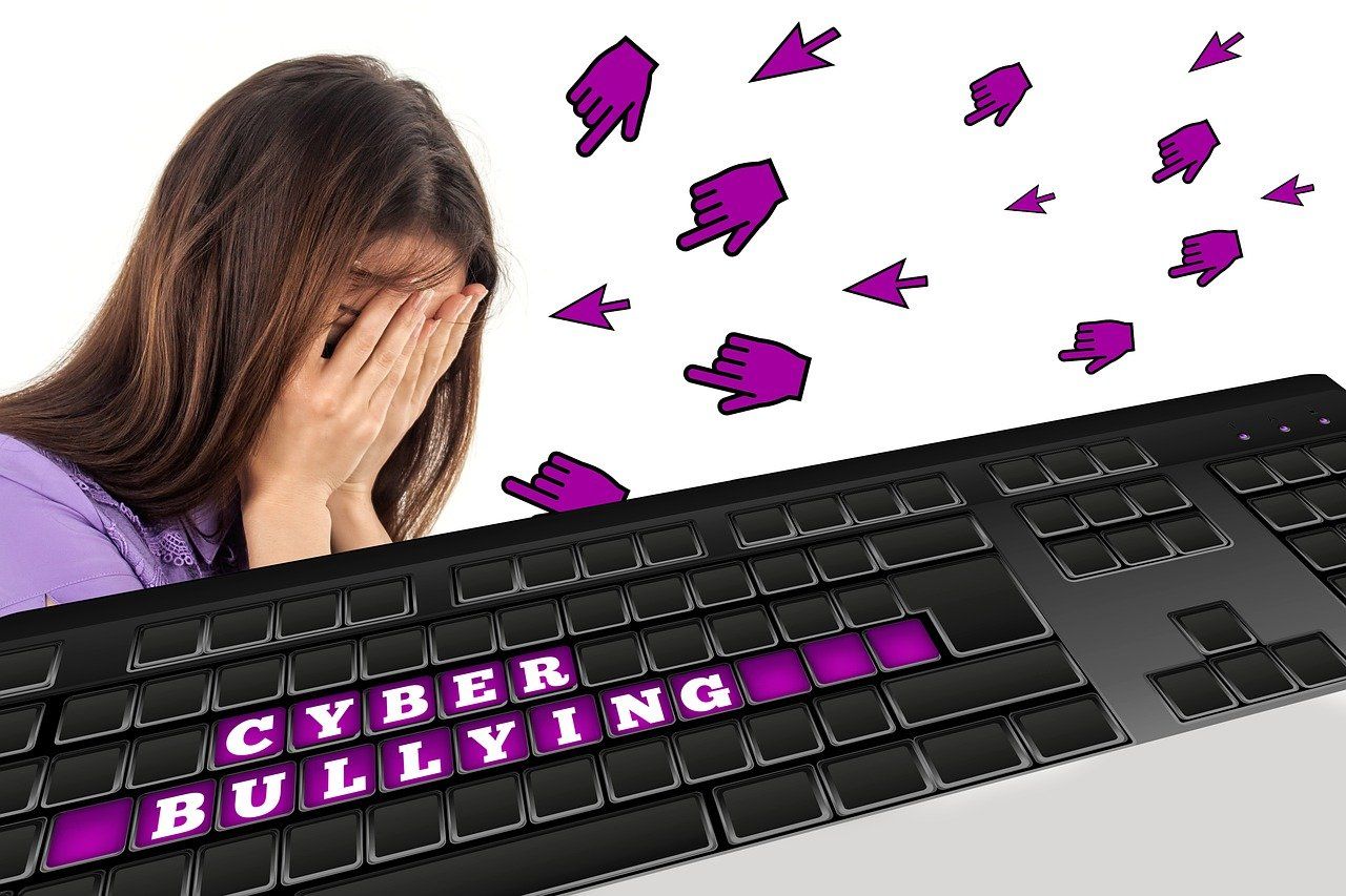 Cô gái khóc với tin nhắn bắt nạt qua mạng trên bàn phím