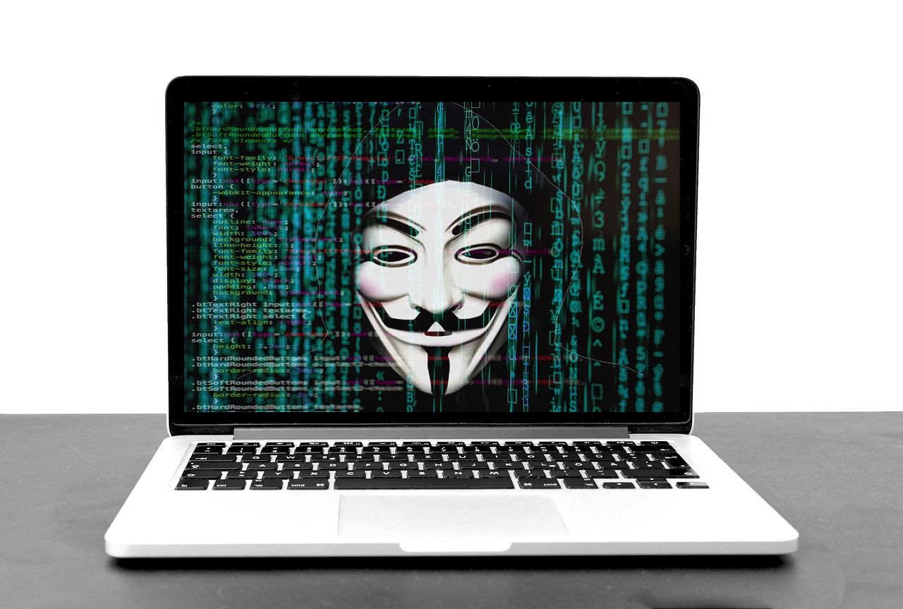 Máy tính xách tay với hình ảnh siêu áp đặt mặt nạ của hacker 
