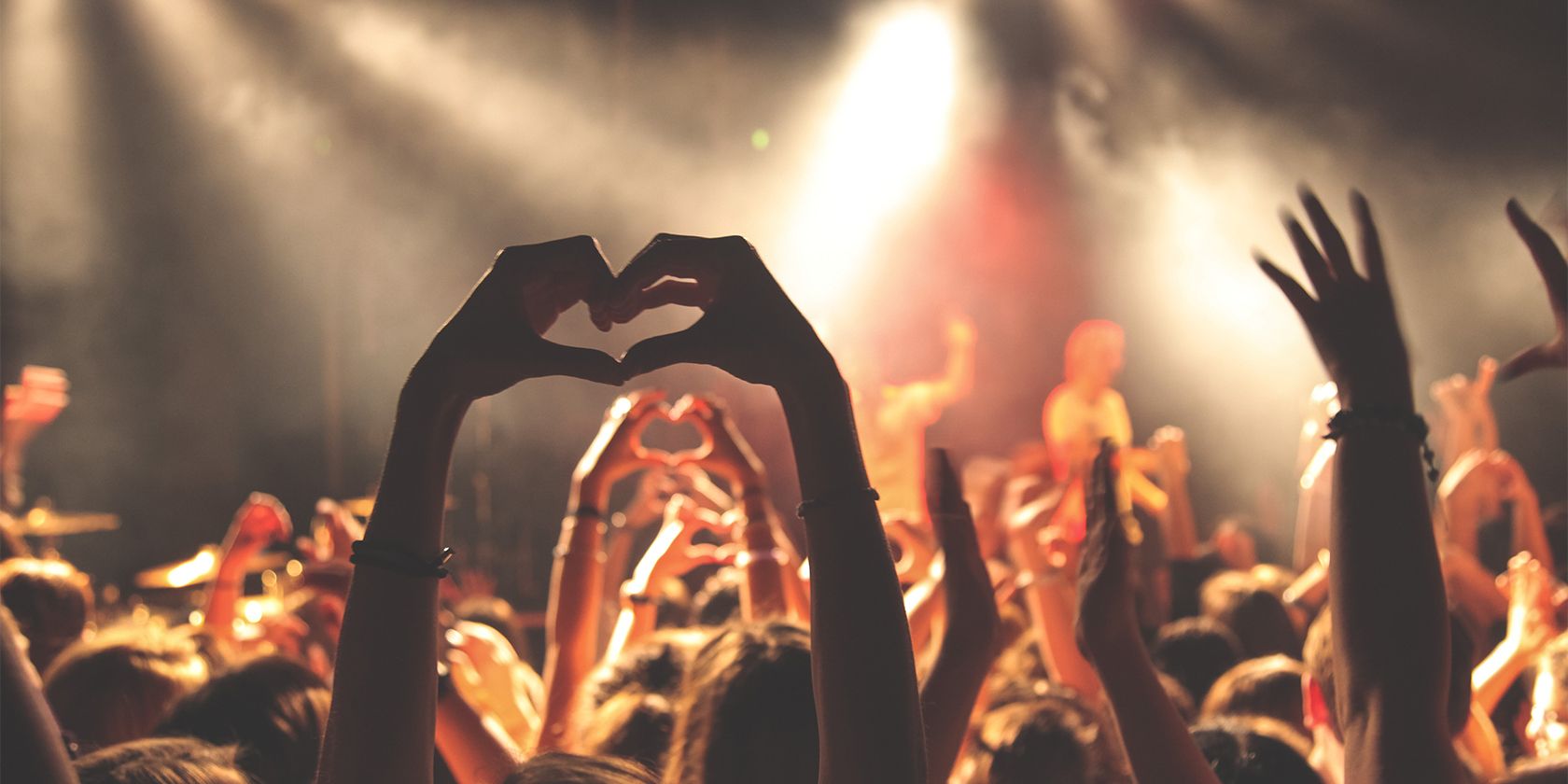 Dấu hiệu trái tim bằng tay tại buổi hòa nhạc.