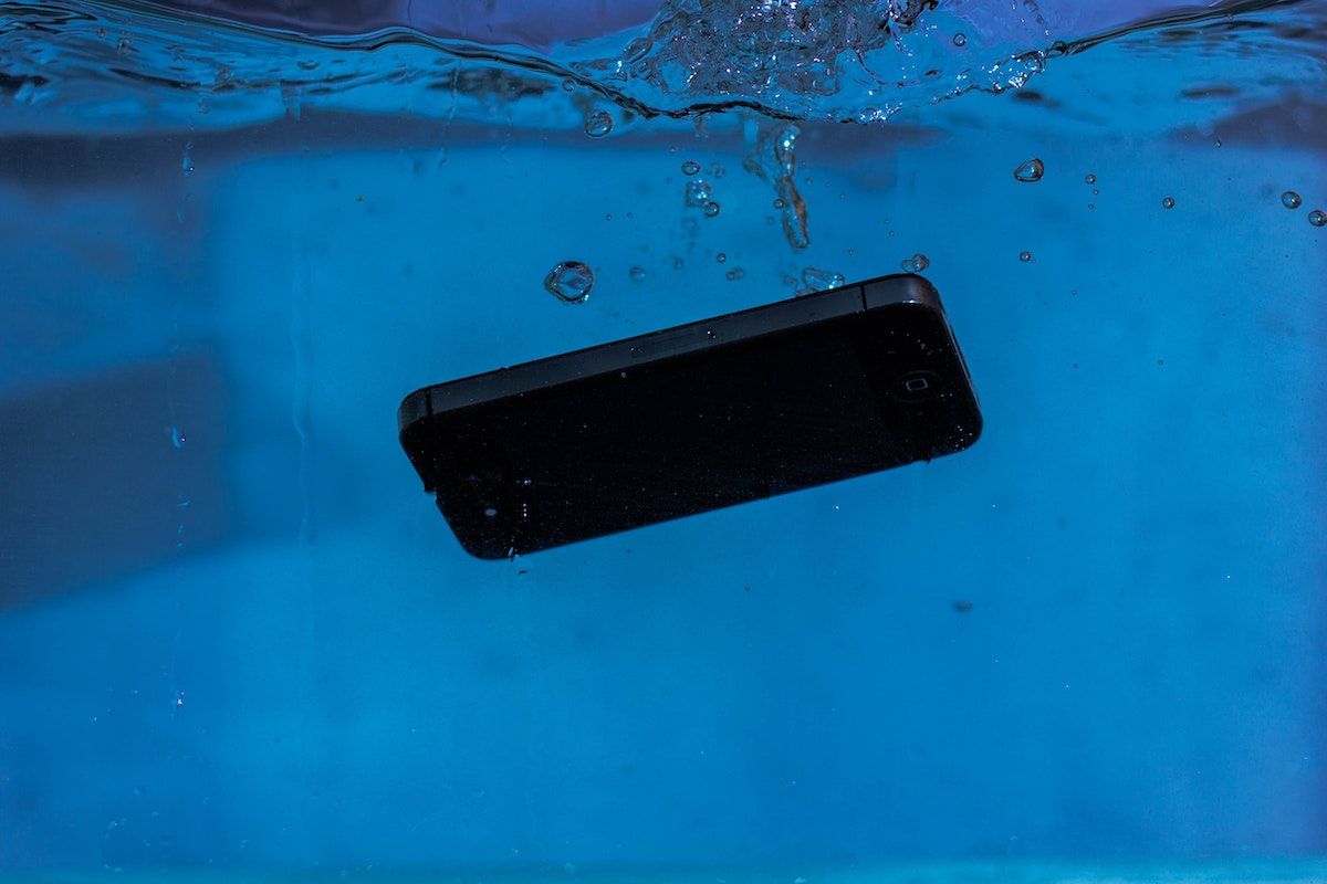 iPhone dưới nước