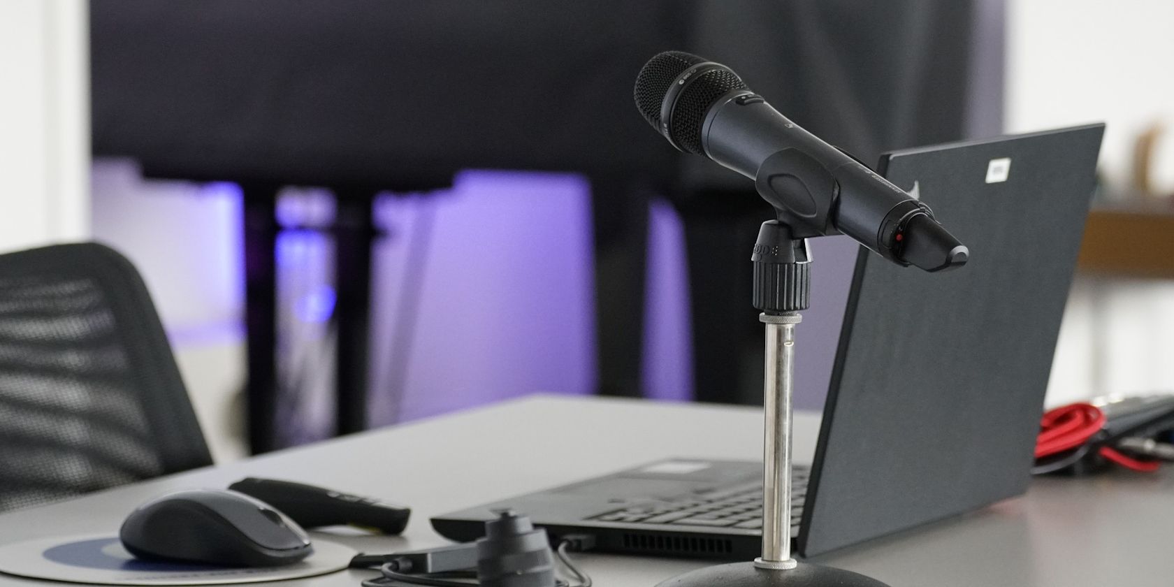 A Microphone With A Laptop