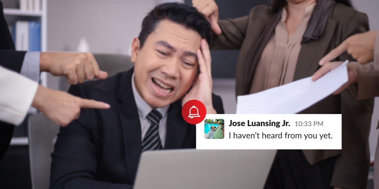 مرد آسیایی پر استرس در محل کار با دریافت هشدار آزاردهنده