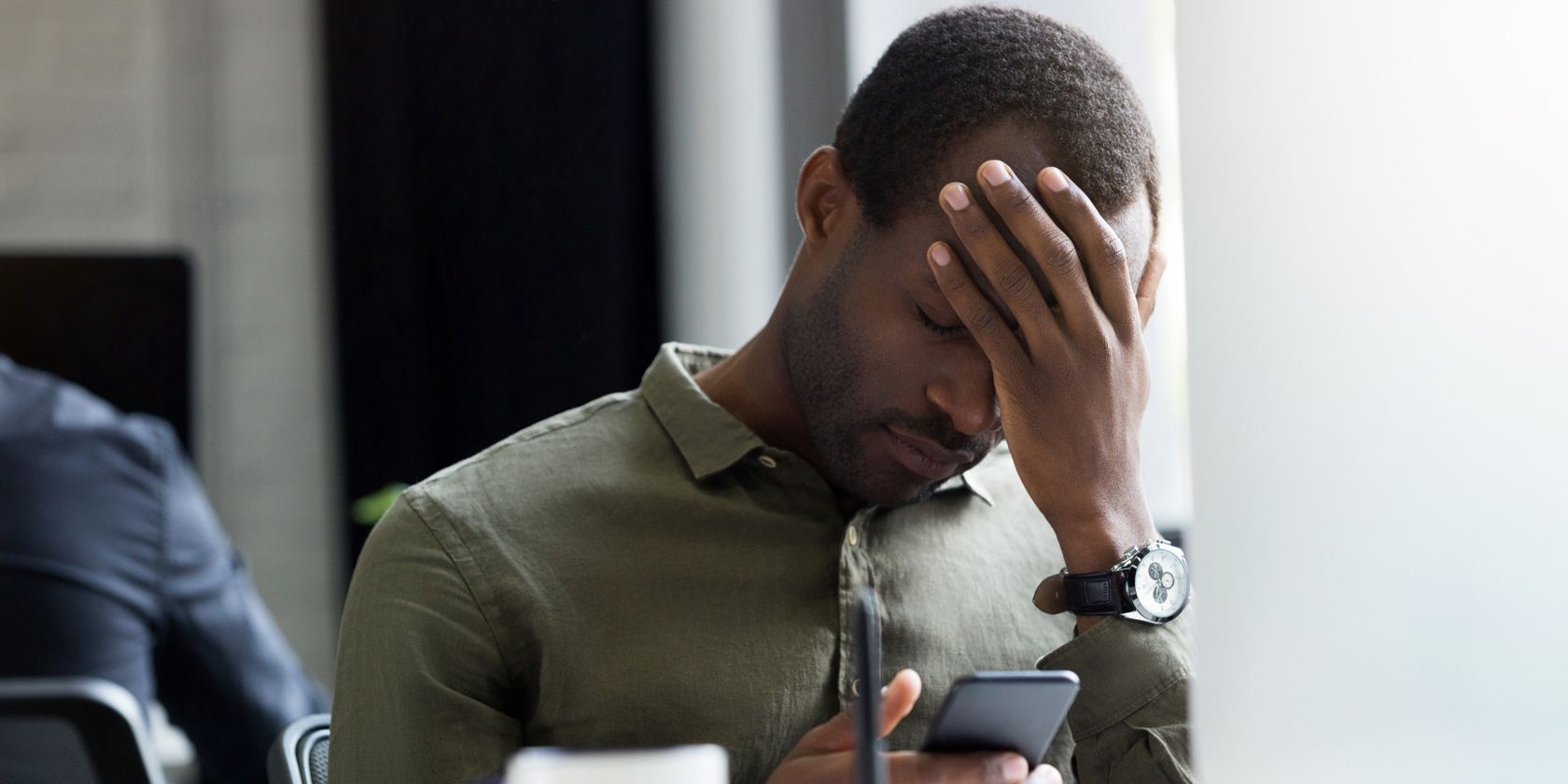 um homem frustrado usando seu telefone celular