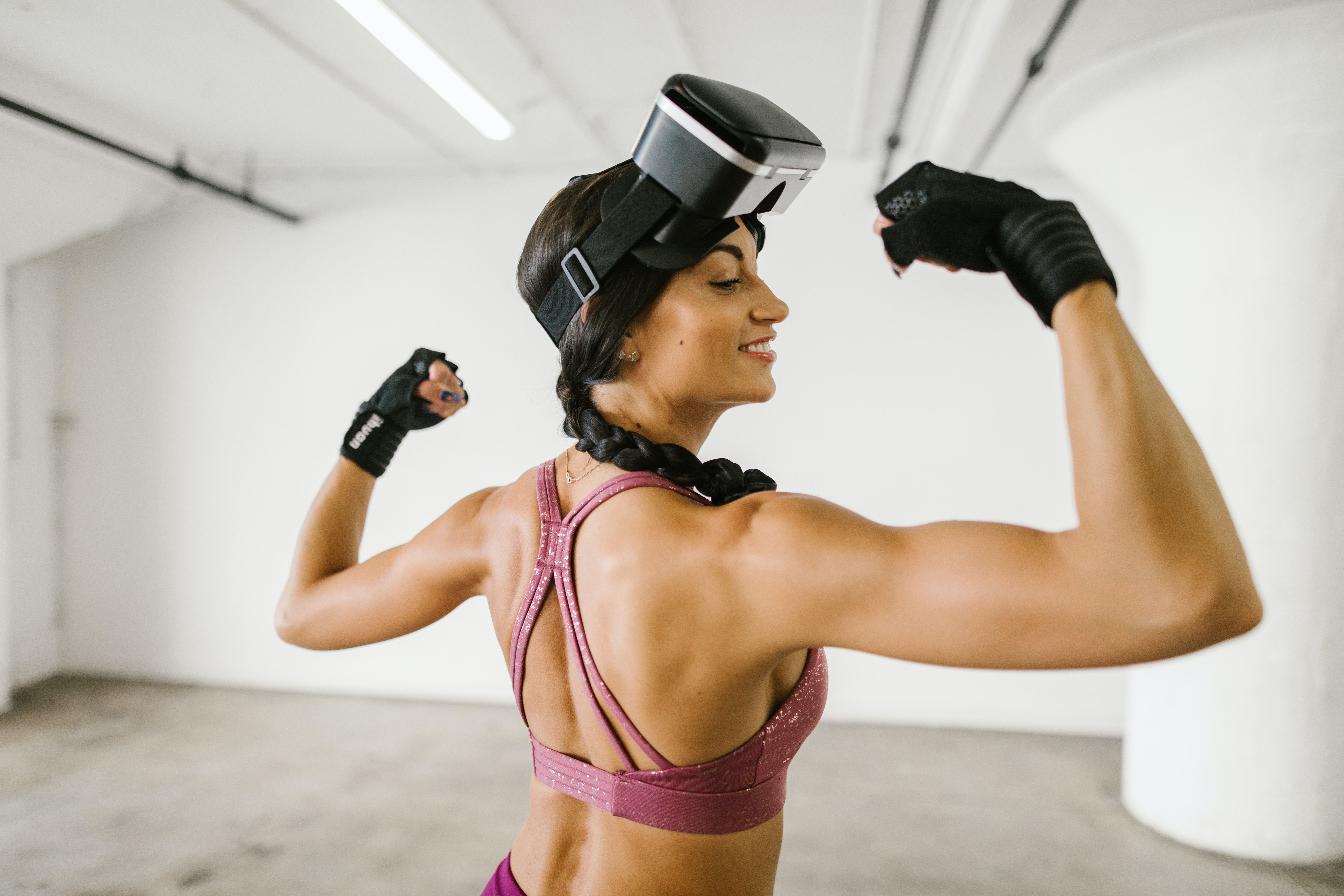 Người phụ nữ uốn dẻo cơ bắp khi đeo tai nghe VR