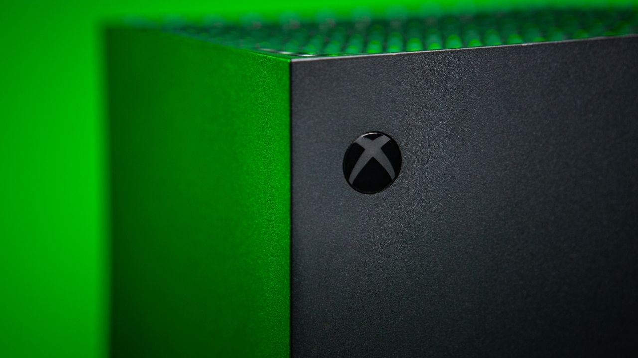 Uma fotografia do botão liga/desliga de um console Xbox Series X