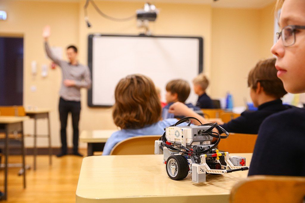 anak sekolah dasar di kelas robotika