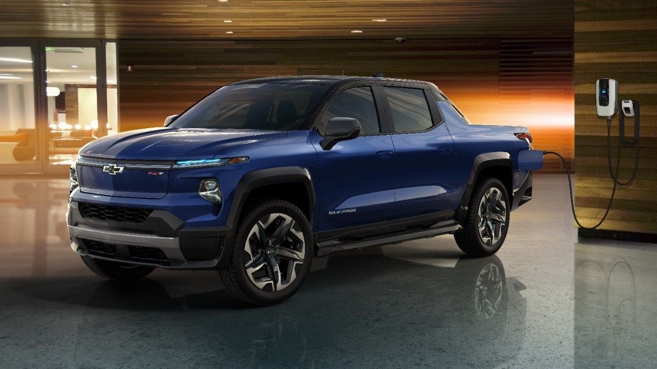 2024-Silverado EV RST متصل به شارژر
