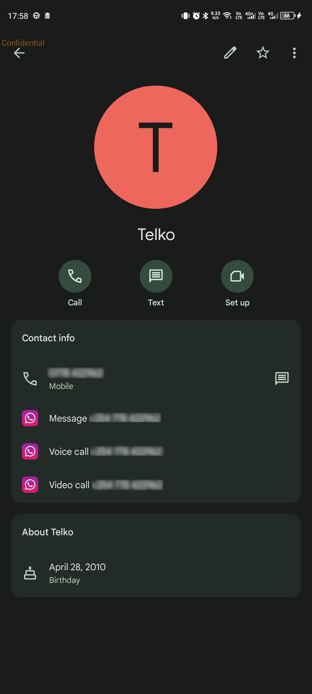 یک مخاطب باز در برنامه Google Contacts با اطلاعات تولد اضافه شده است