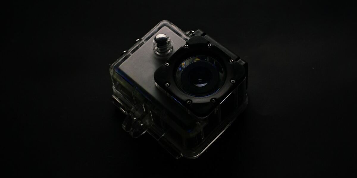 Câmera preta sobre um fundo escuro