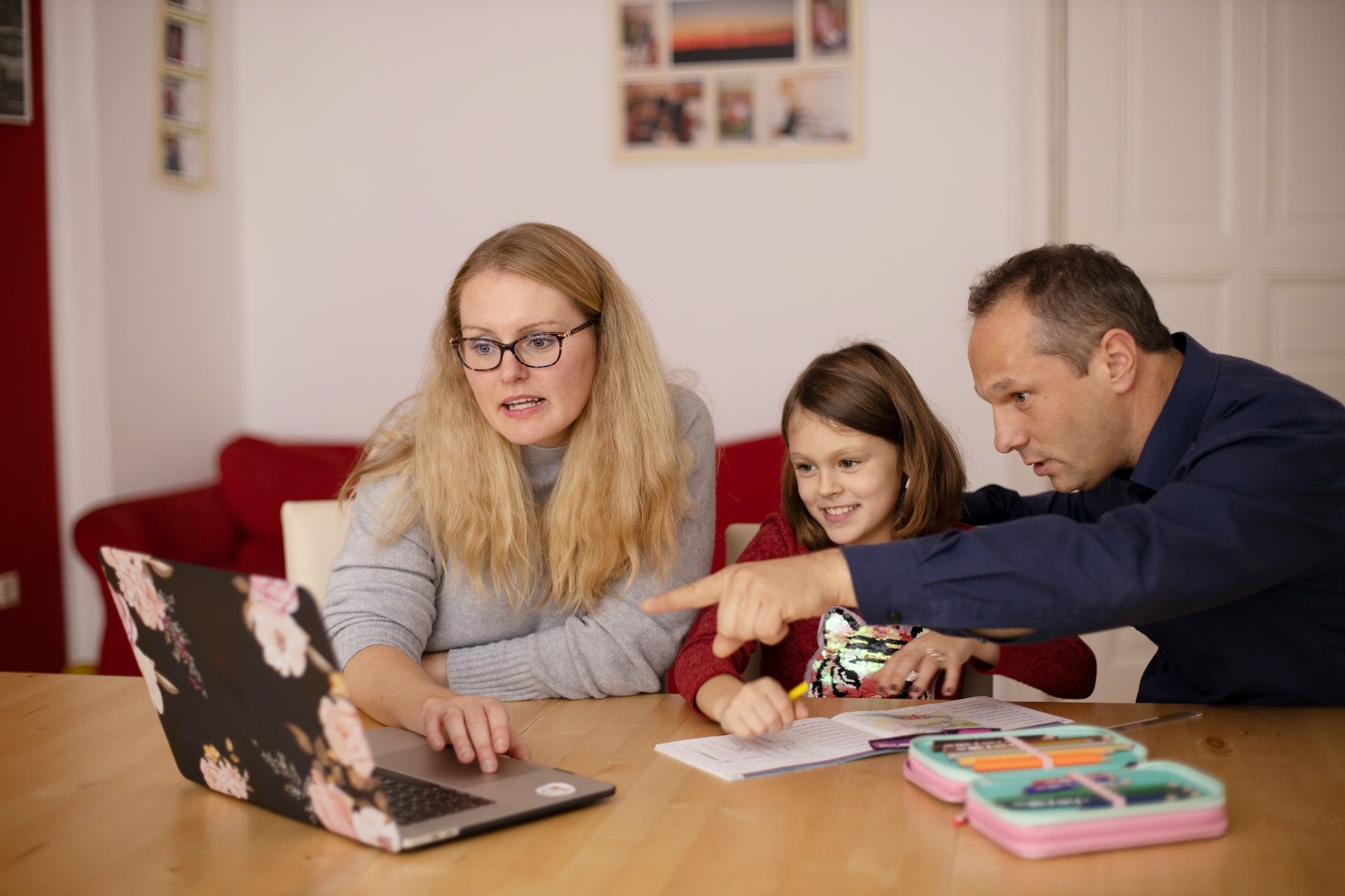 Famille de 3 personnes regardant un ordinateur