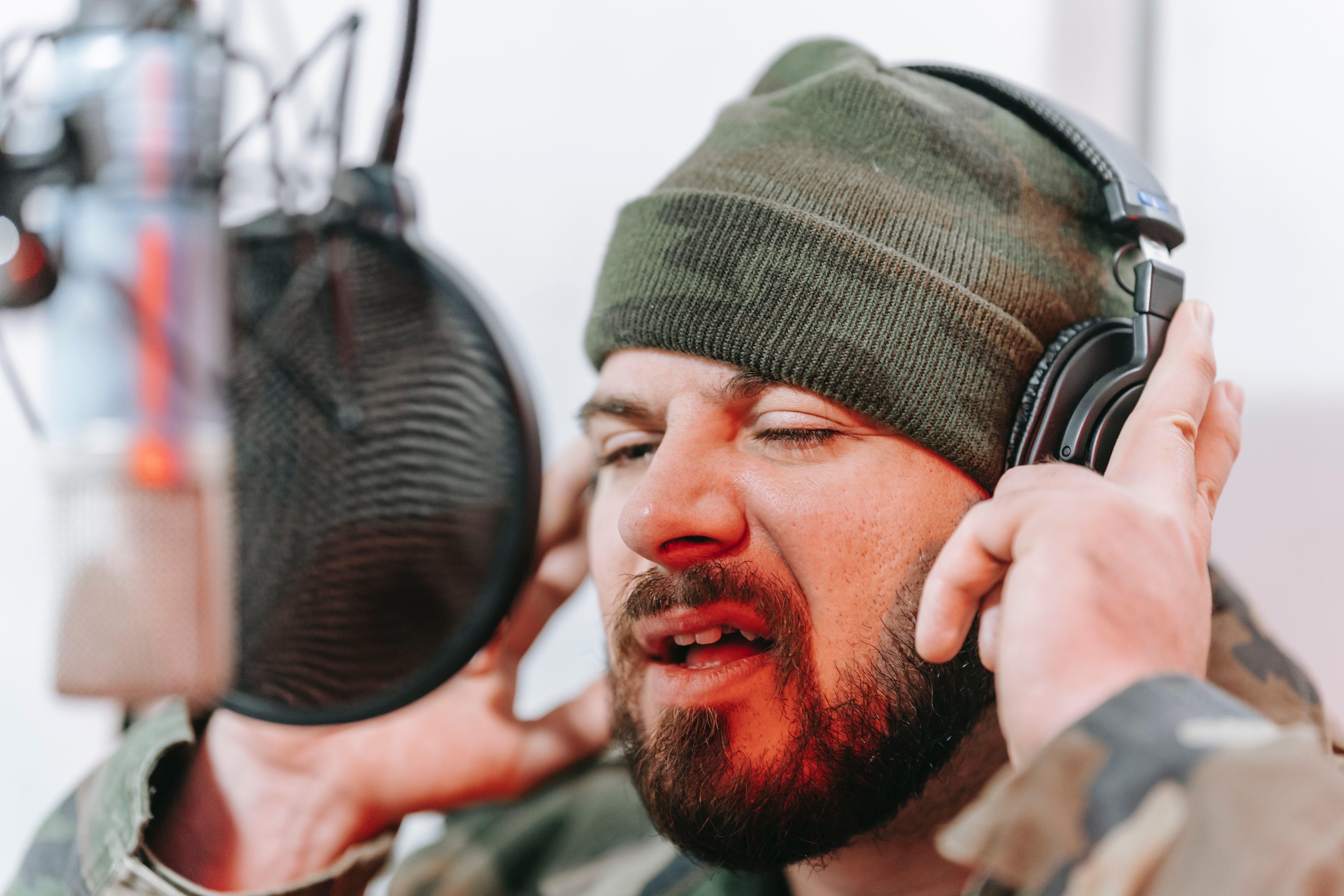 Homme à l'expression frustrée parlant dans un microphone