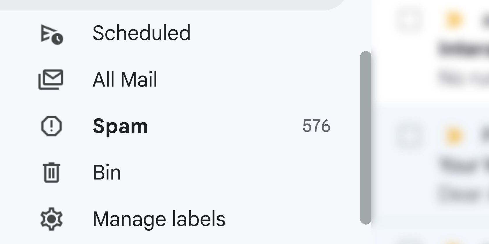 Gros plan du menu de gauche de Gmail, montrant le dossier spam
