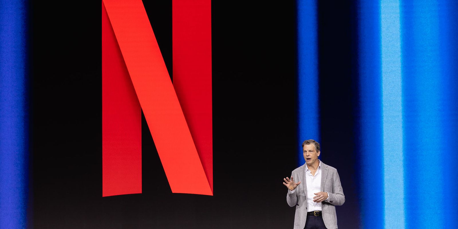 CEO Greg Peters Berbicara di Panggung di Acara Netflix