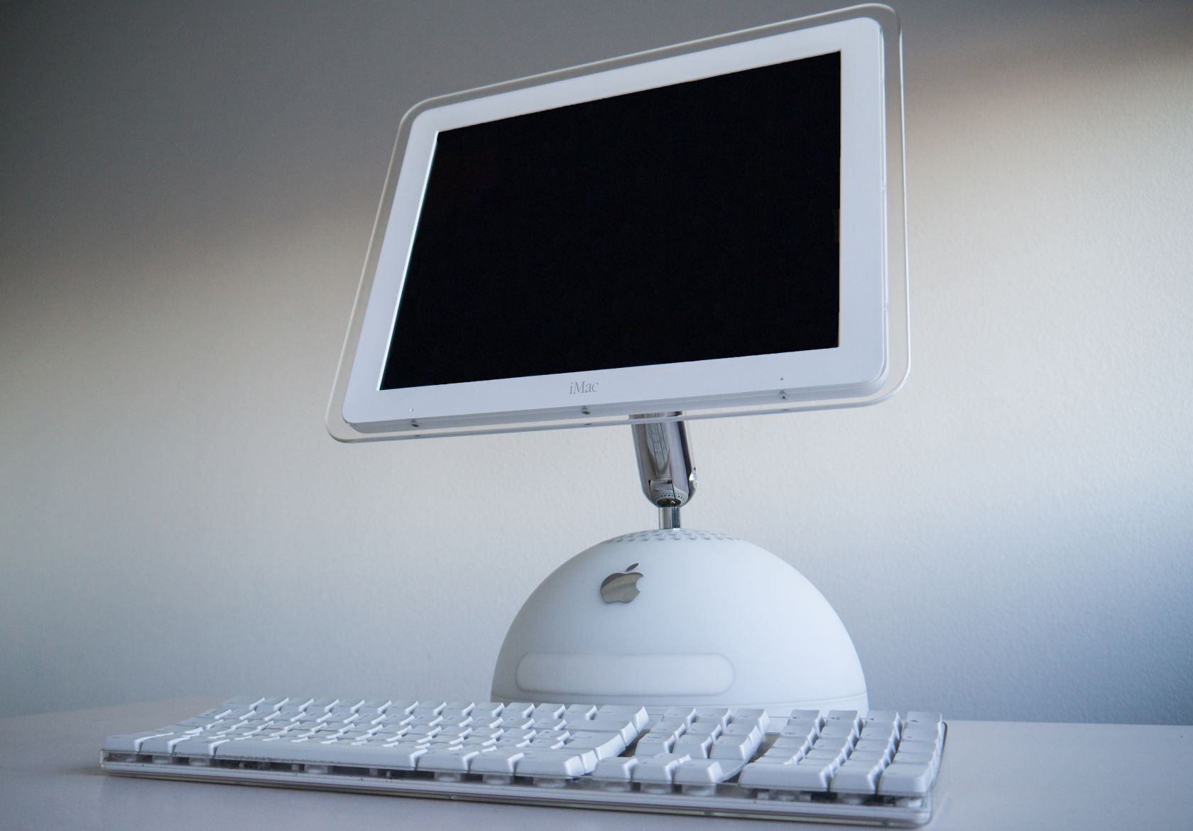 iMac G4 و صفحه کلید روی میز