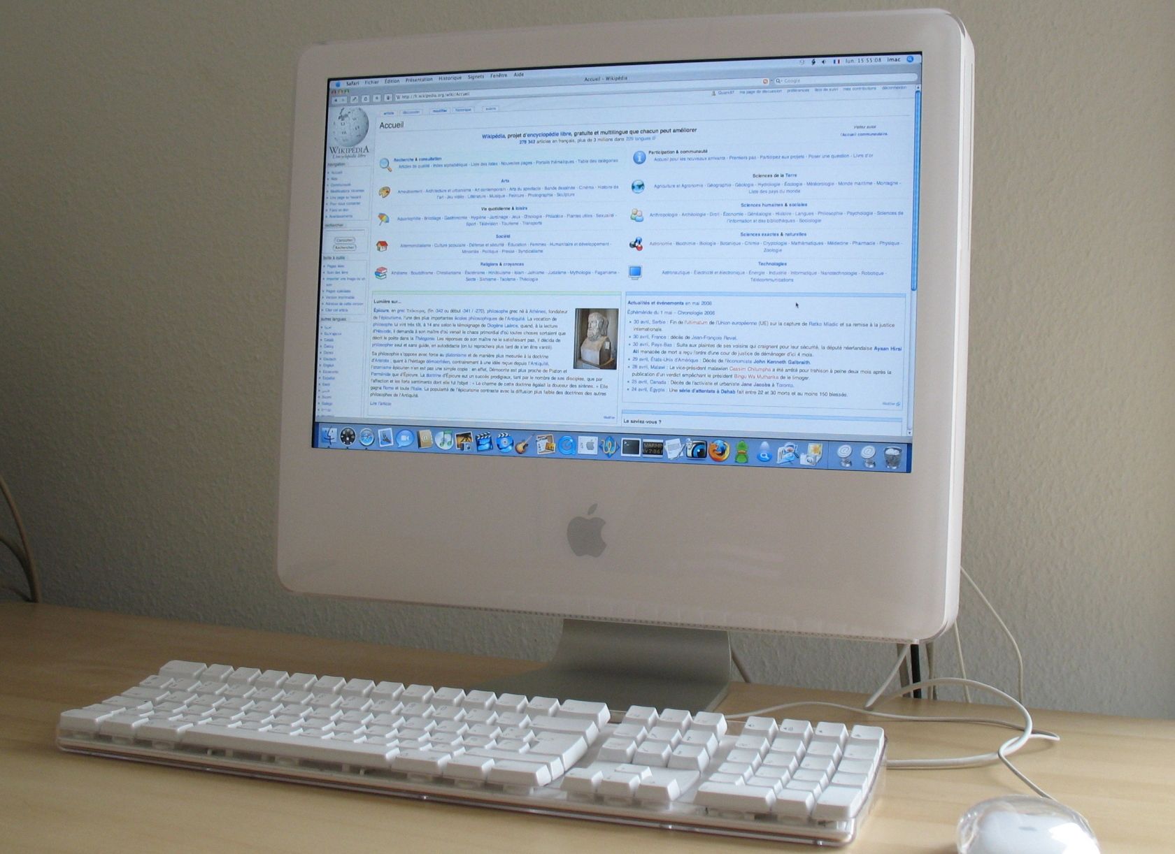 iMac G5 با صفحه کلید و ماوس روی میز