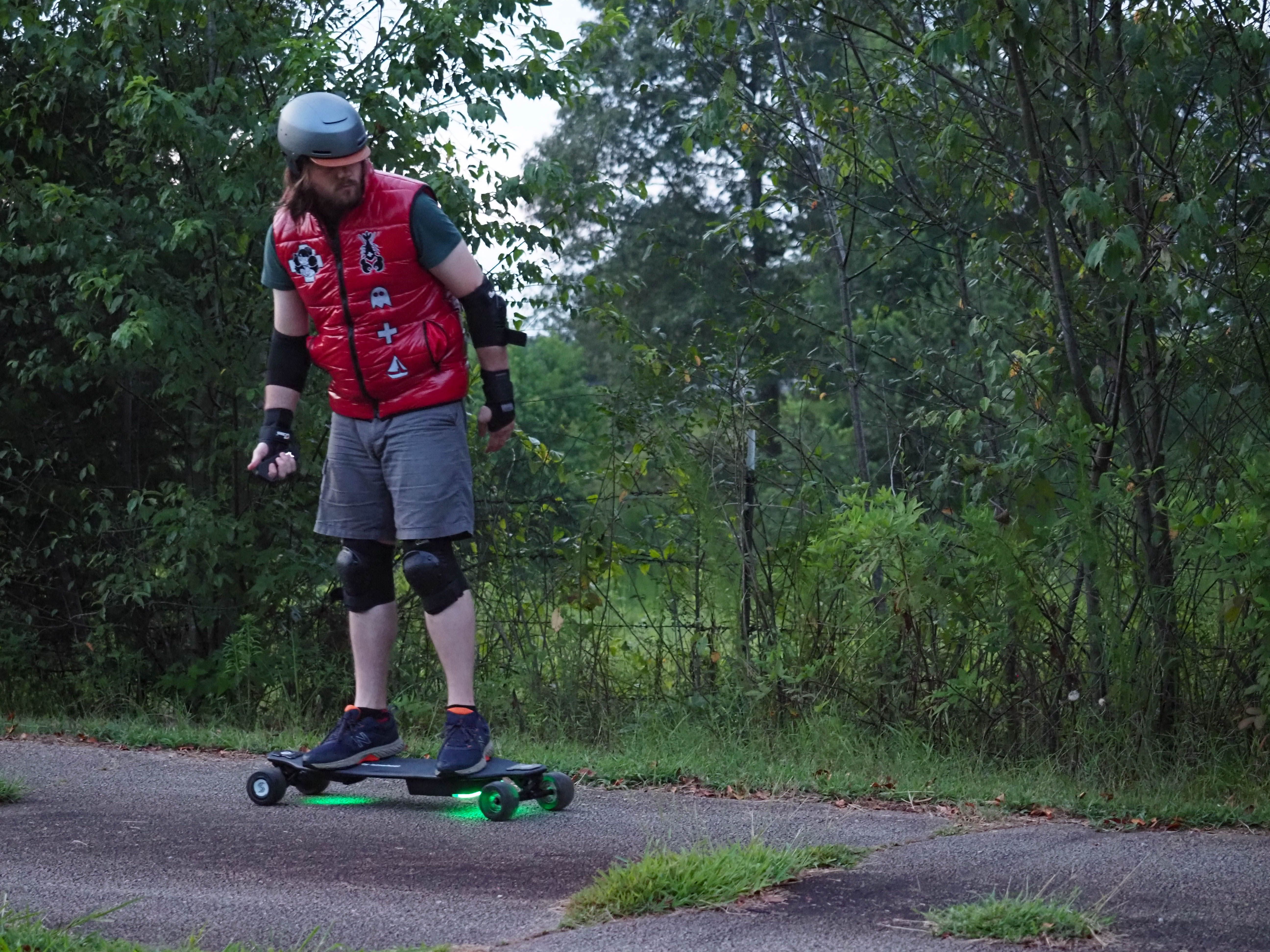 Isinwheel V8 Electric Skateboard Review: Extend Your Range With a ...