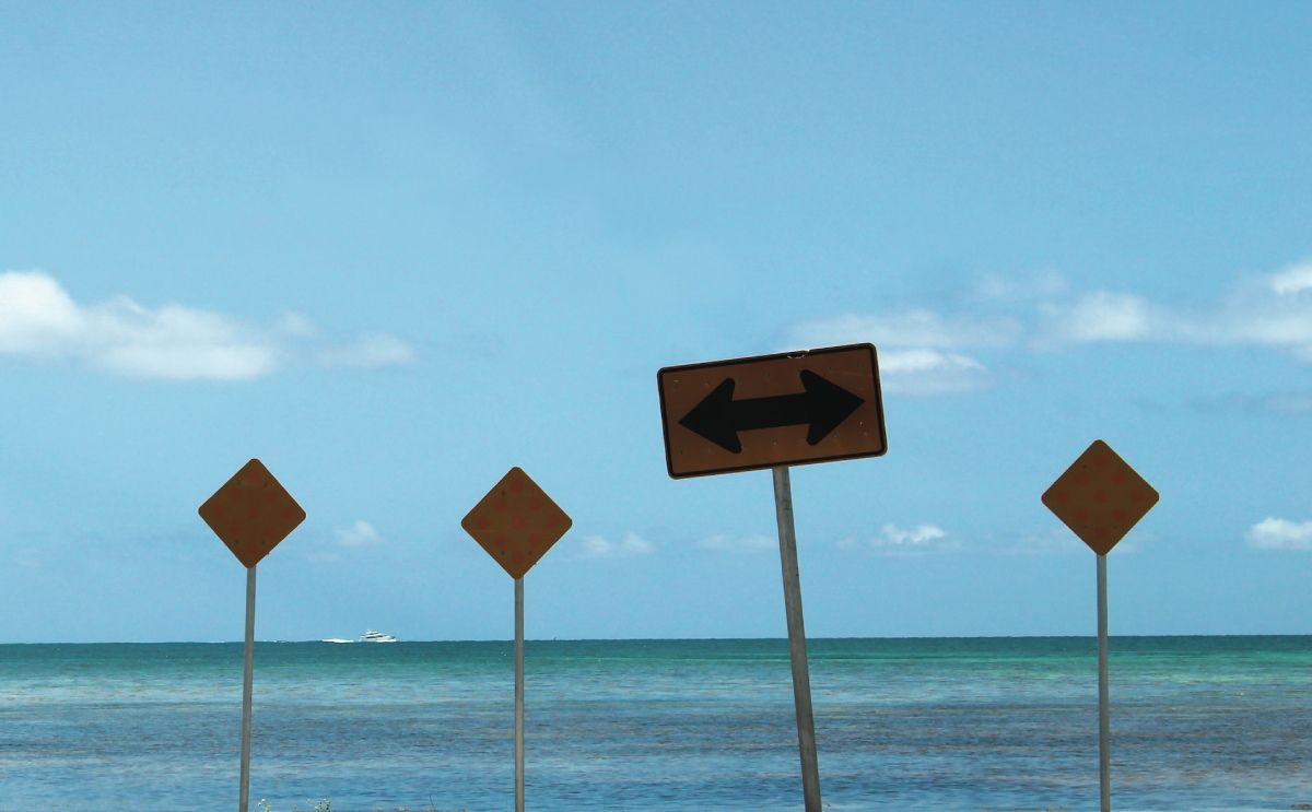 Pantai dengan tanda petunjuk arah.