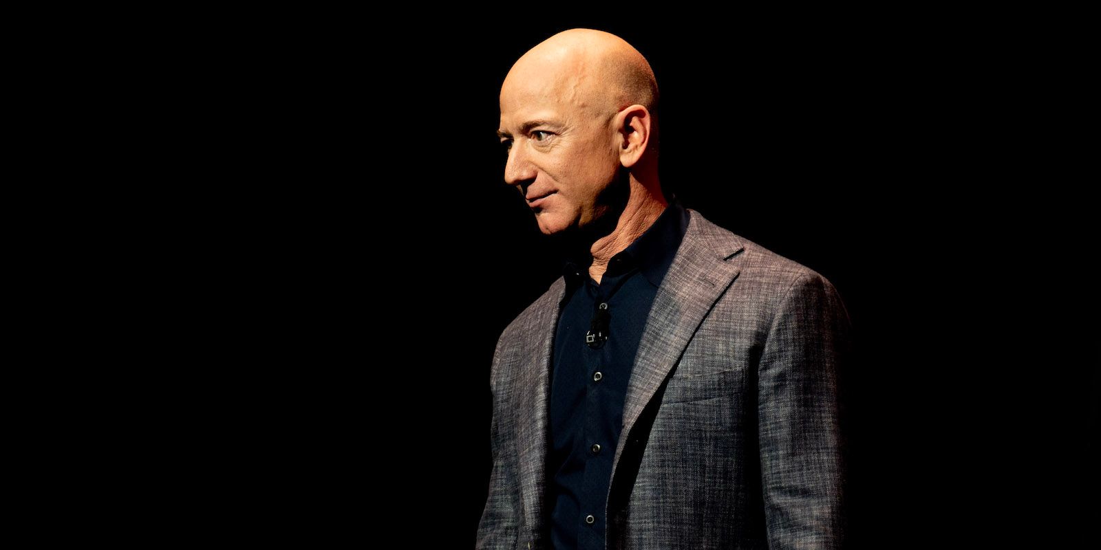 Jeff Bezos no palco escuro com pouca iluminação