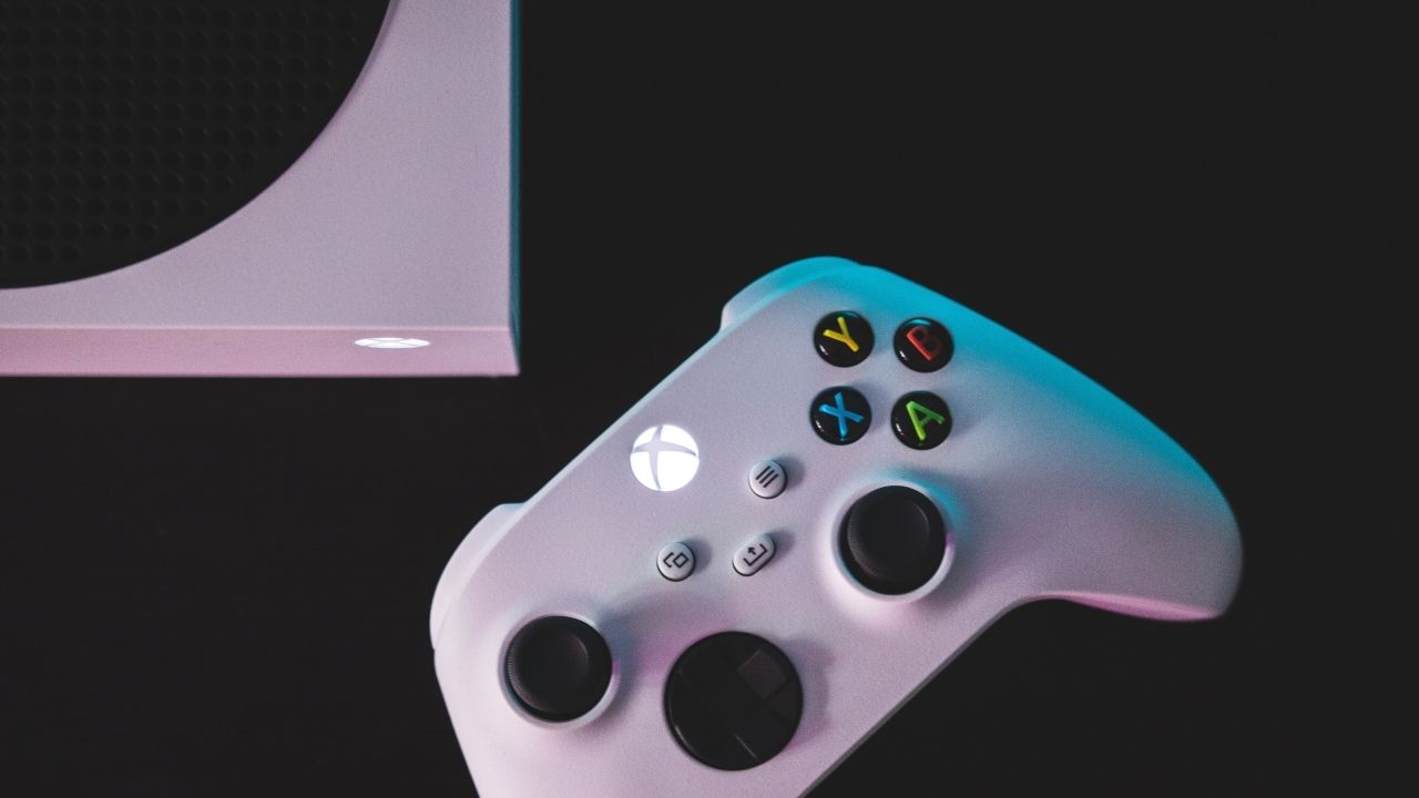 Uma fotografia de um controlador e console Xbox Series S branco