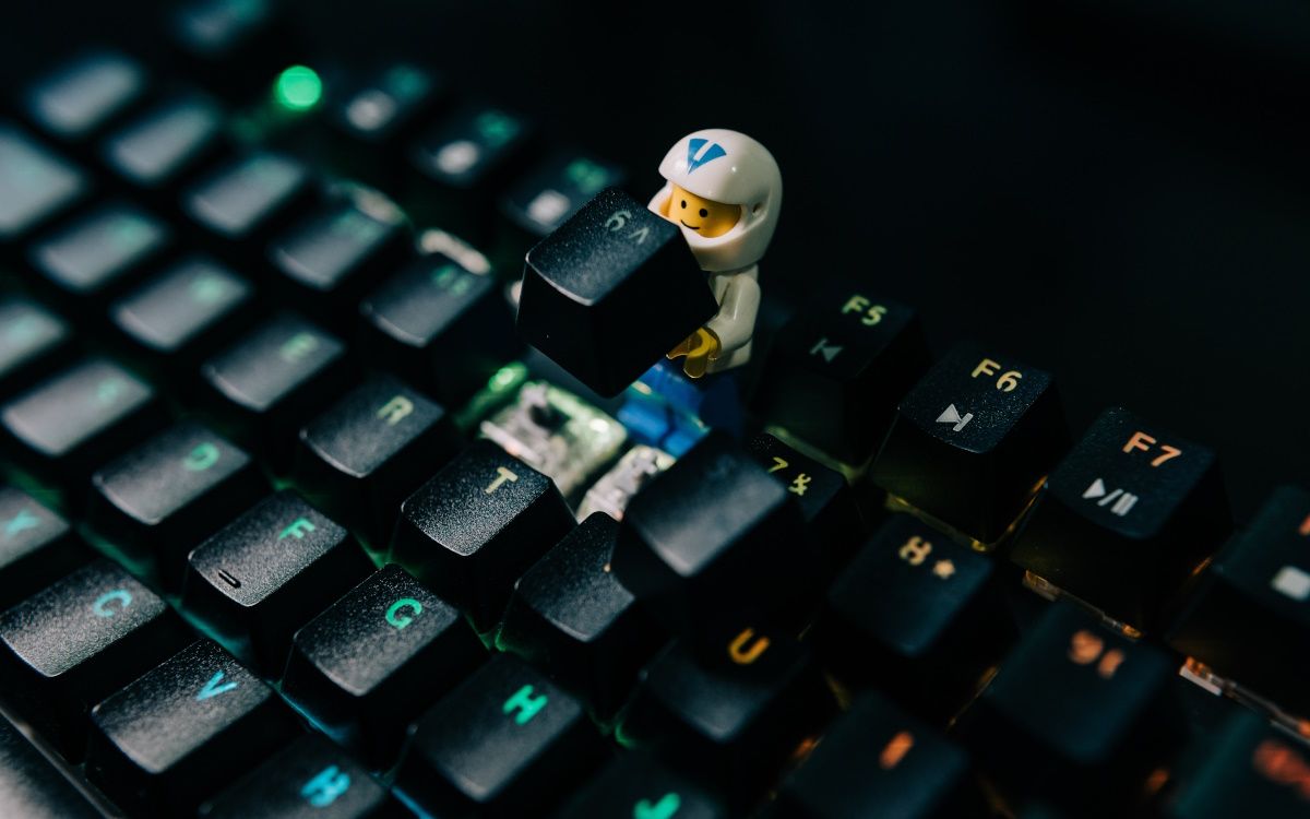 Estatueta de Lego mexendo em um teclado