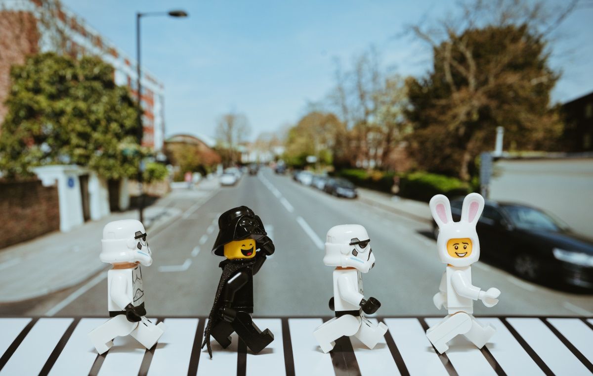 Figuras de Lego atravessando a rua como os Beatles