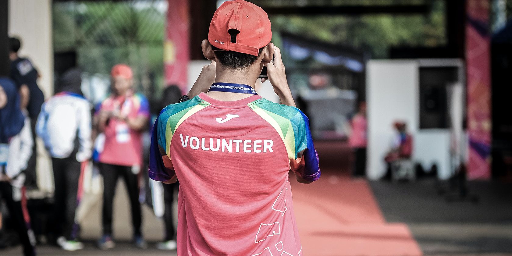 Person wearing a shirt with text that reads volunteer