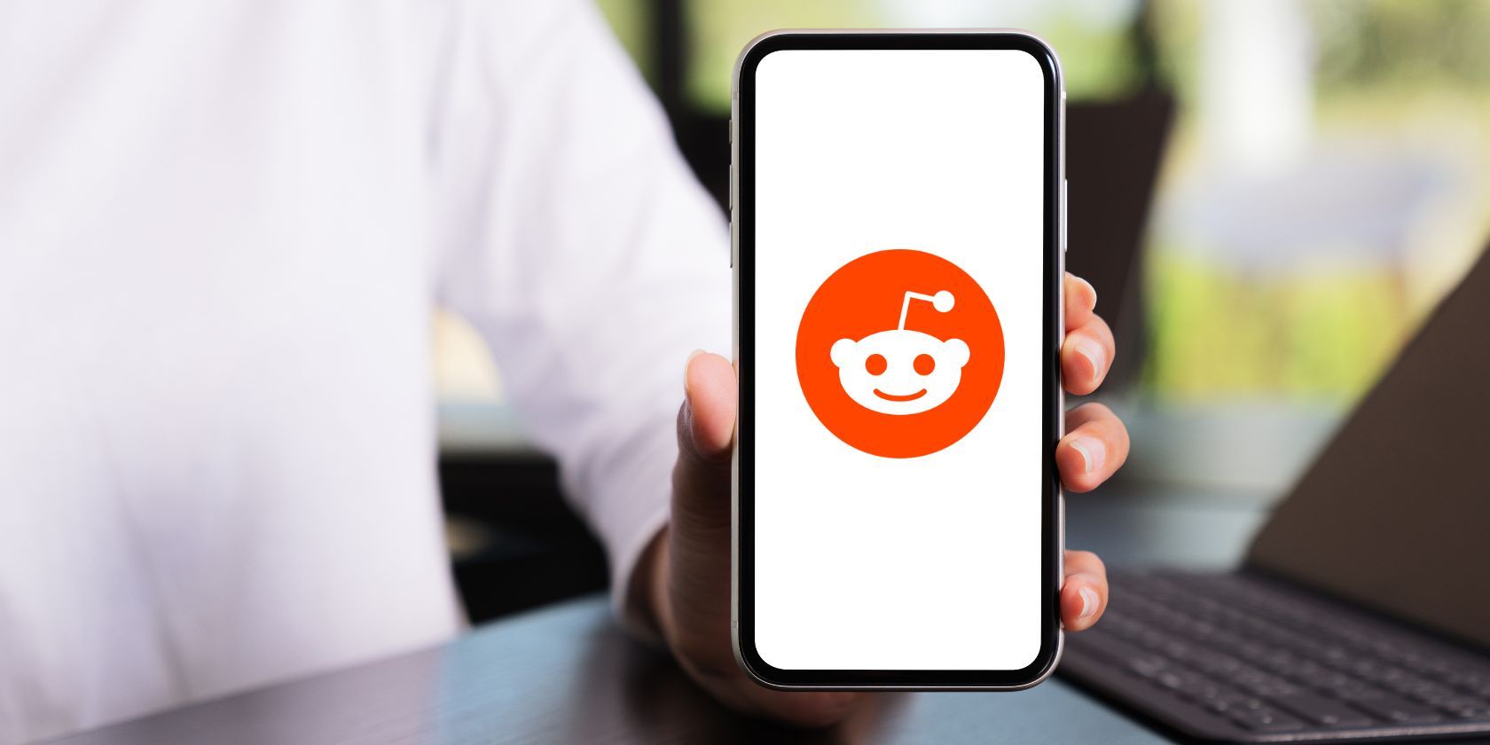reddit logo on smartphone