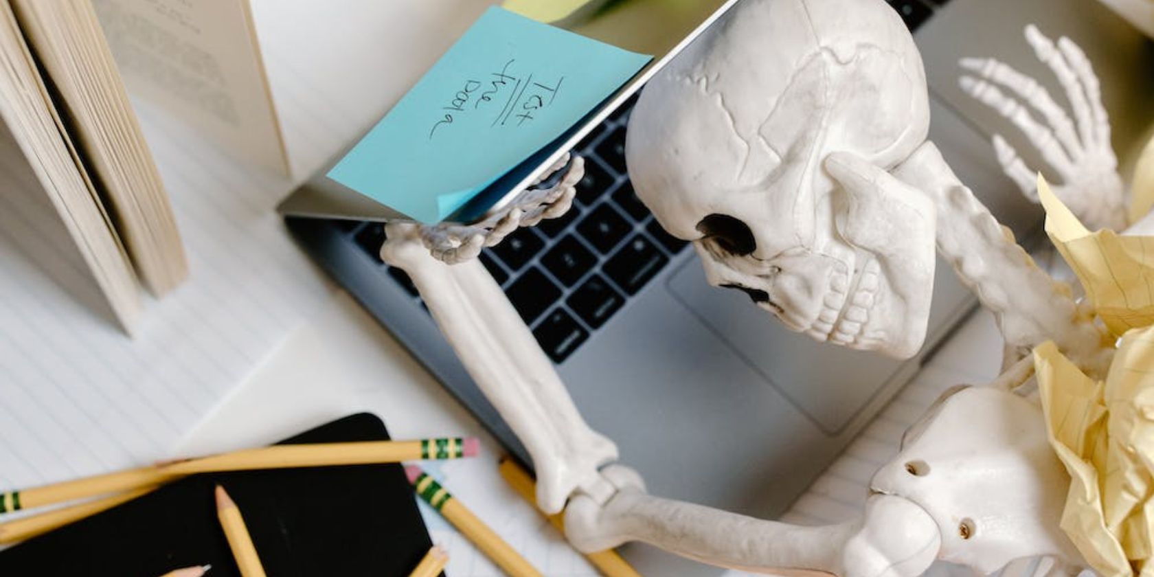 Squelette penché sur un bureau en désordre