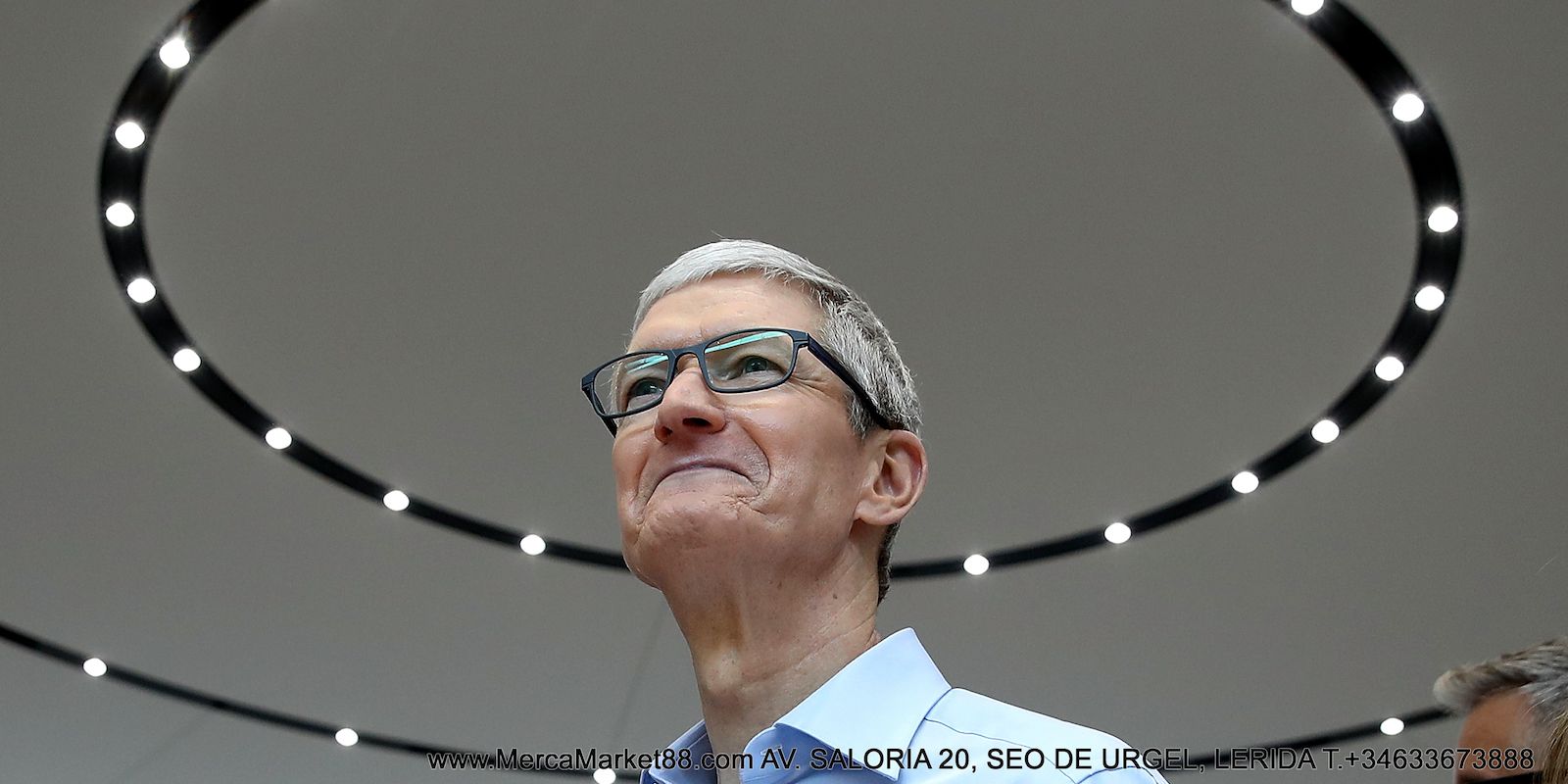 Tim Cook CEO Apple Di Bawah Lampu di Panggung