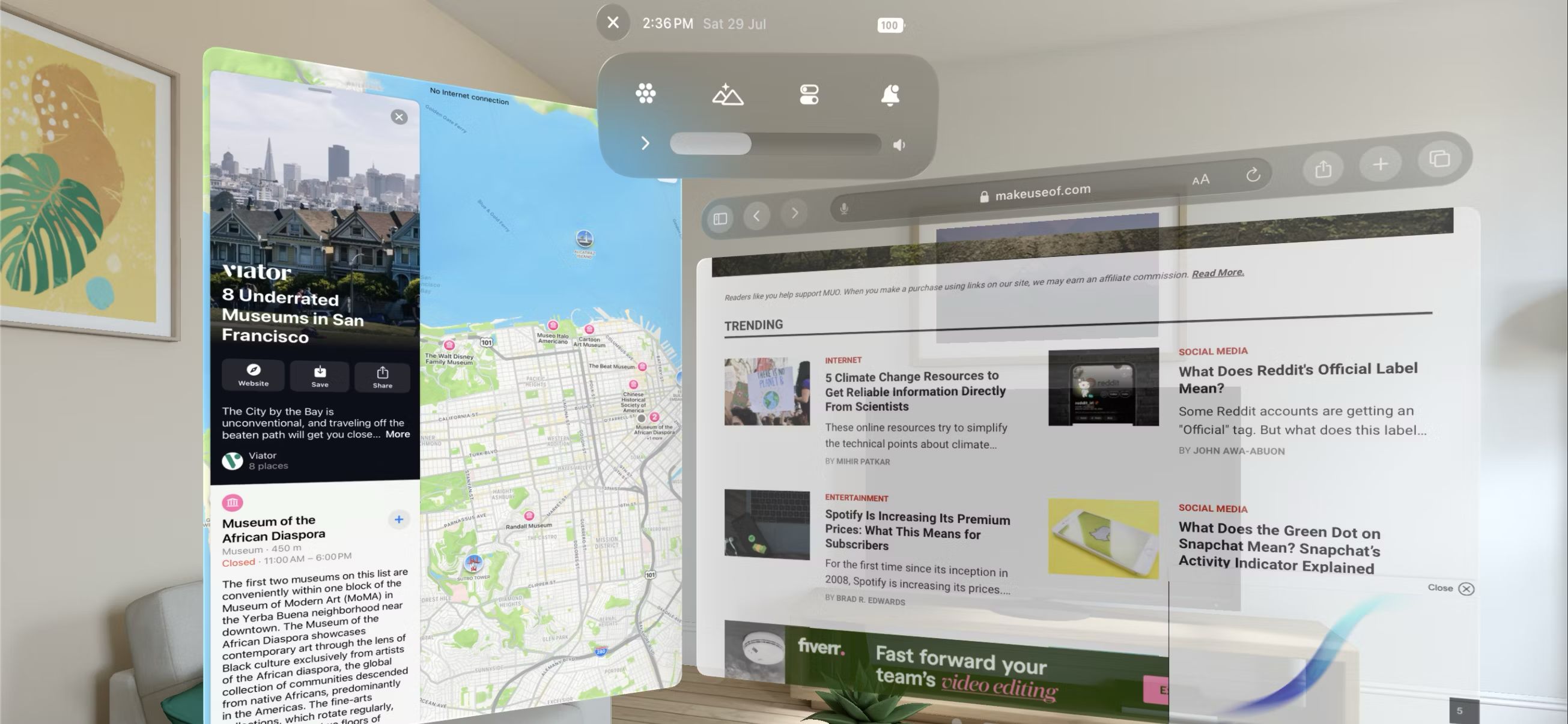 visionOS Simulator که Apple News و Safari را اجرا می کند و وب سایت MakeUseOf باز است.