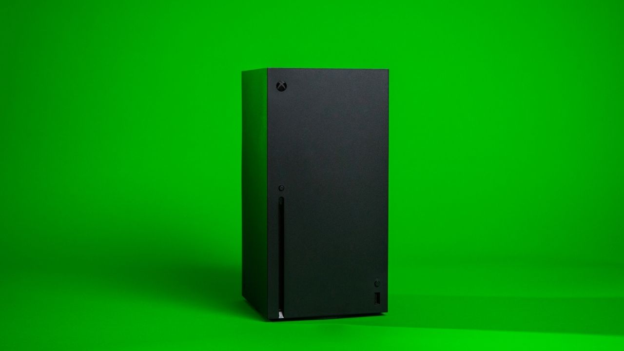 عکسی از کنسول Xbox Series X در مقابل یک صفحه سبز رنگ