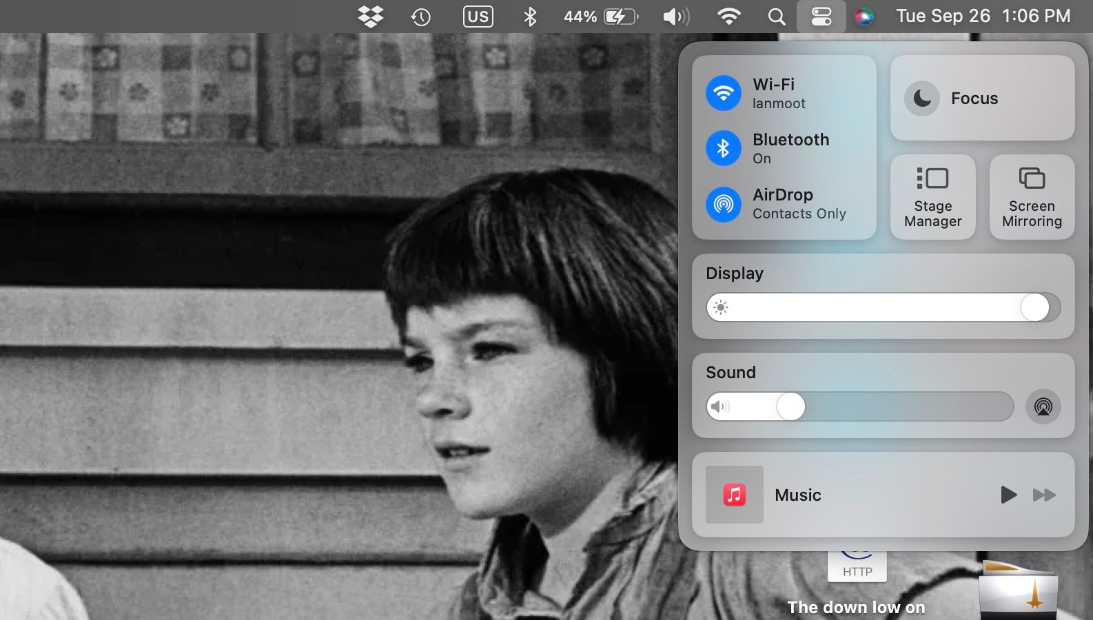 AirPlay Screen Mirroring button visible in MacBook menu