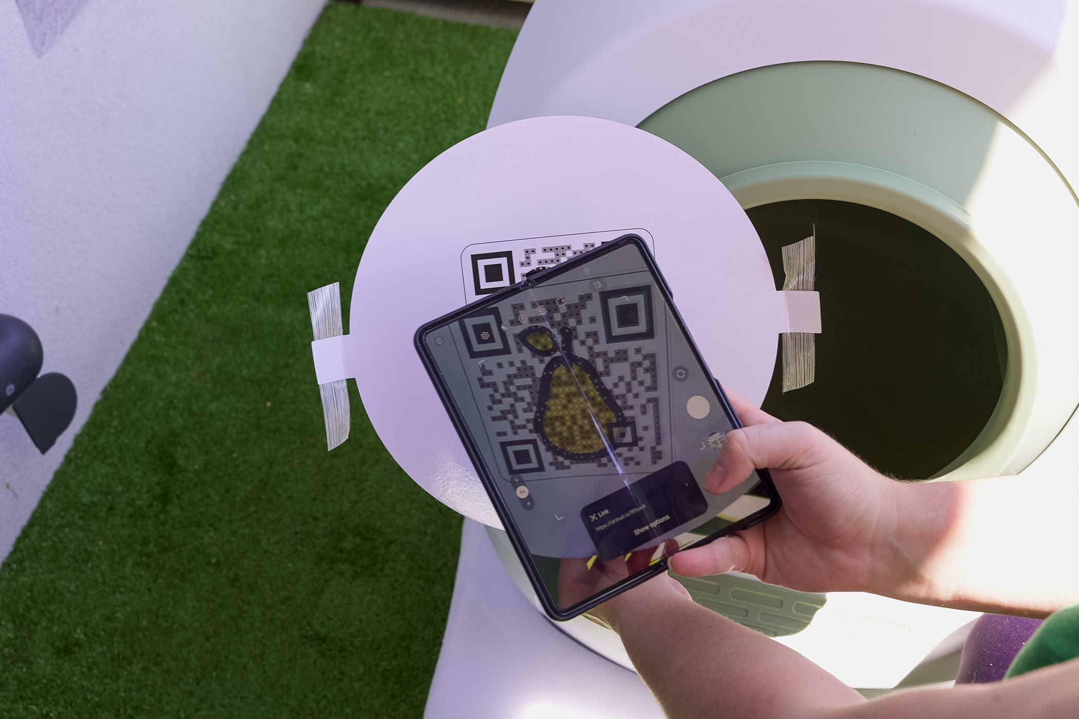 Loo Too - Scanning QR Code