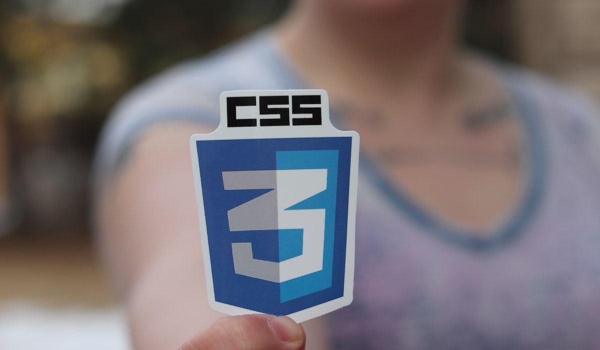 زن با برچسب CSS
