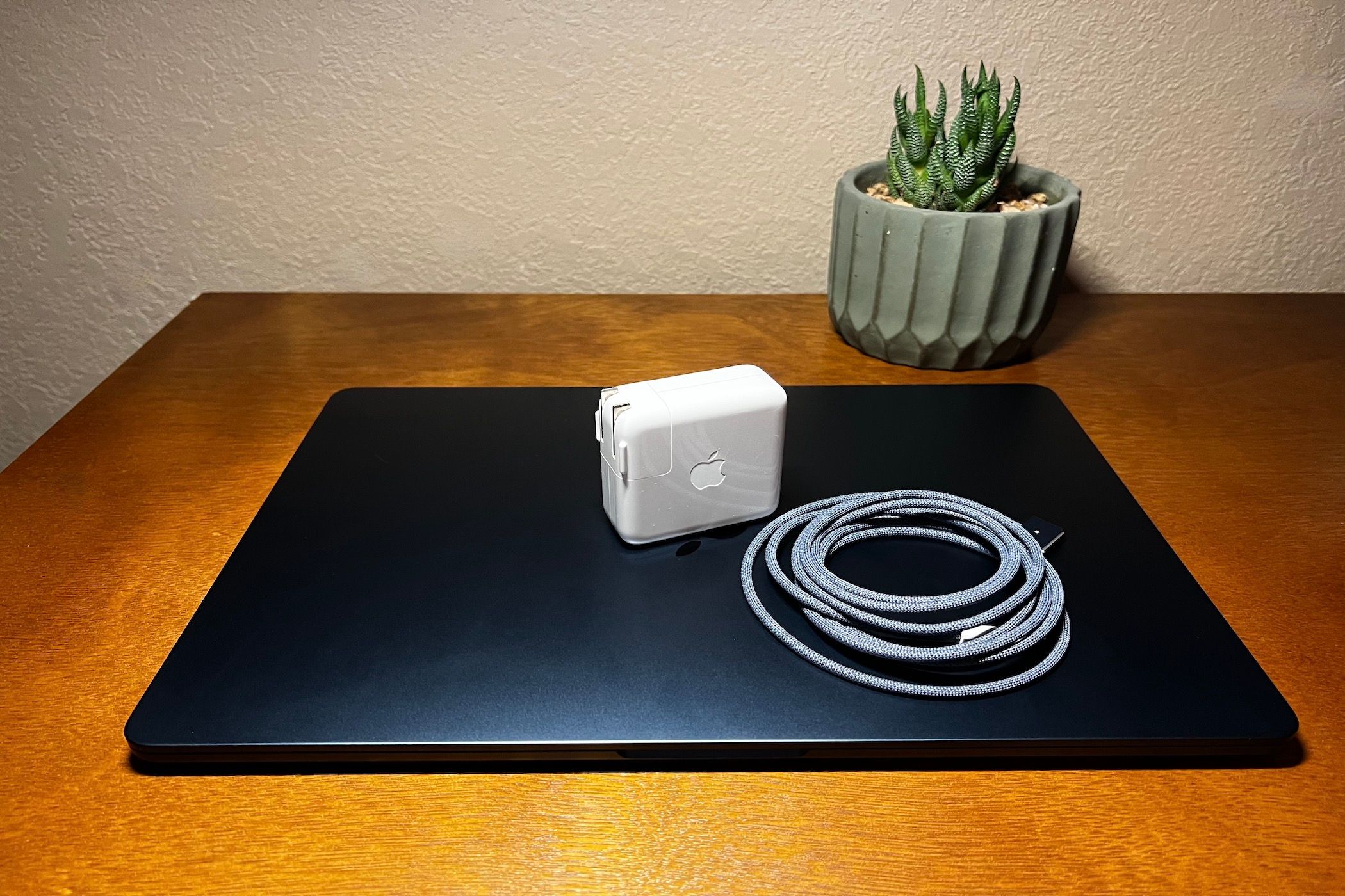 MacBook Air M2 Midnight Charger روی میز