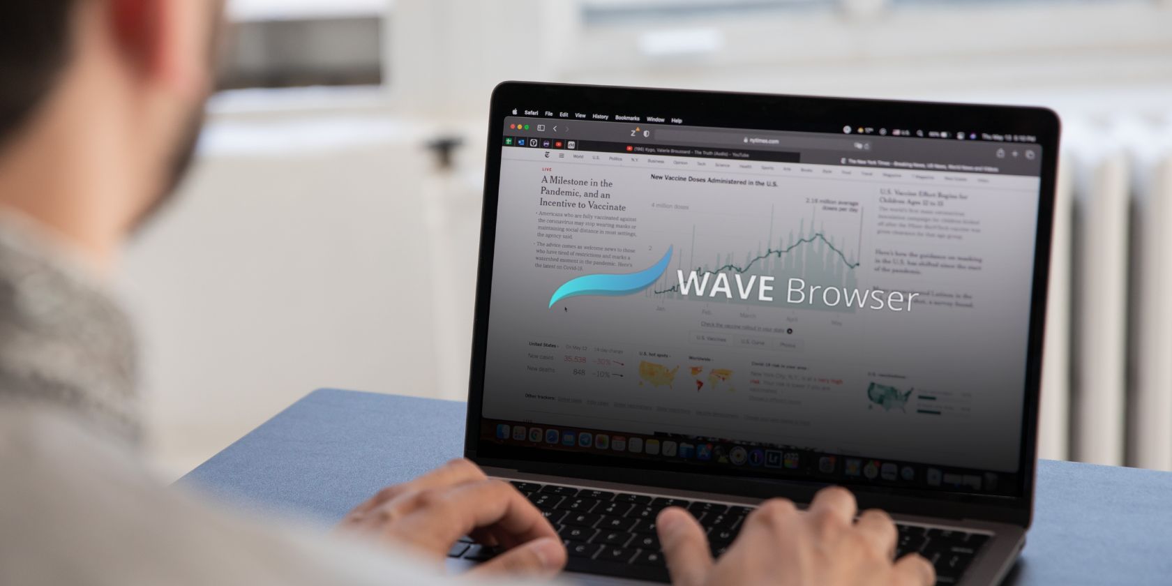 Homem no computador com o logotipo do navegador Wave visto na tela