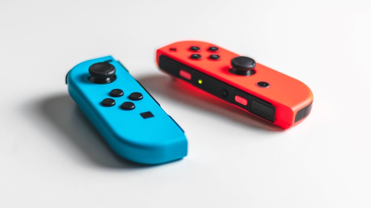 Uma fotografia de um par de Nintendo Switch Joy Con vermelhos e azuis