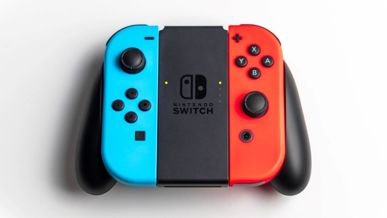 عکسی از Nintendo Switch Joy Con متصل به آداپتور کنترلر Joy Con