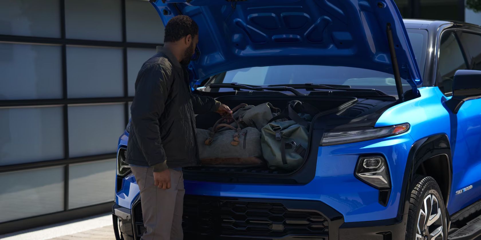 فرنک جادار Silverado EV پر از چمدان و کیف های بدنسازی.