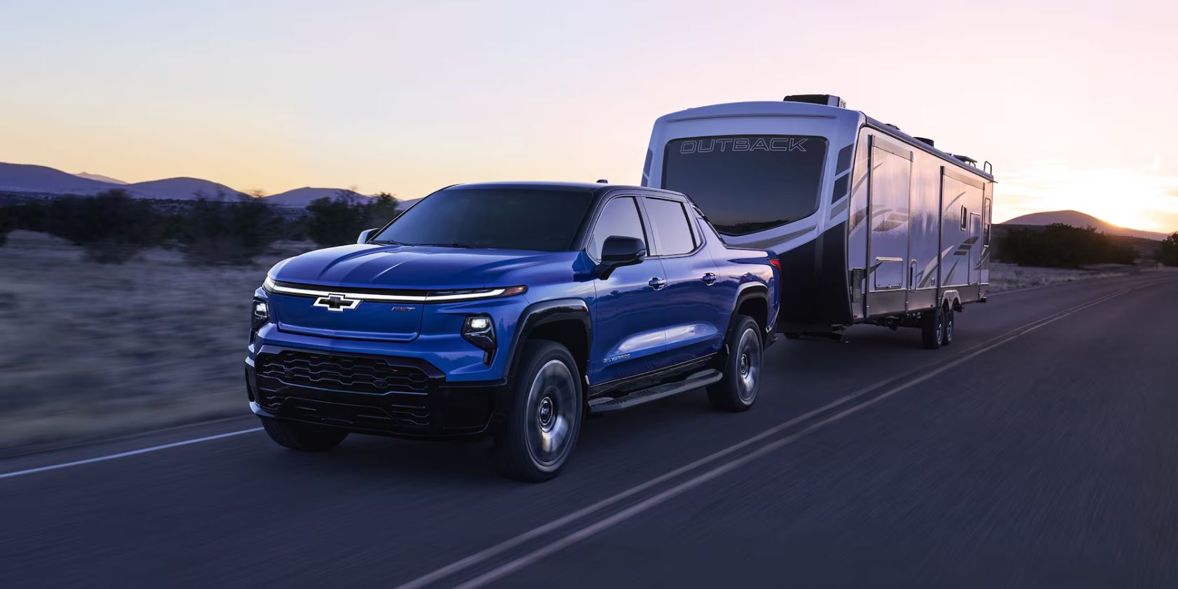 Chevy Silverado EV 2024 در حال یدک‌کشیدن یک تریلر