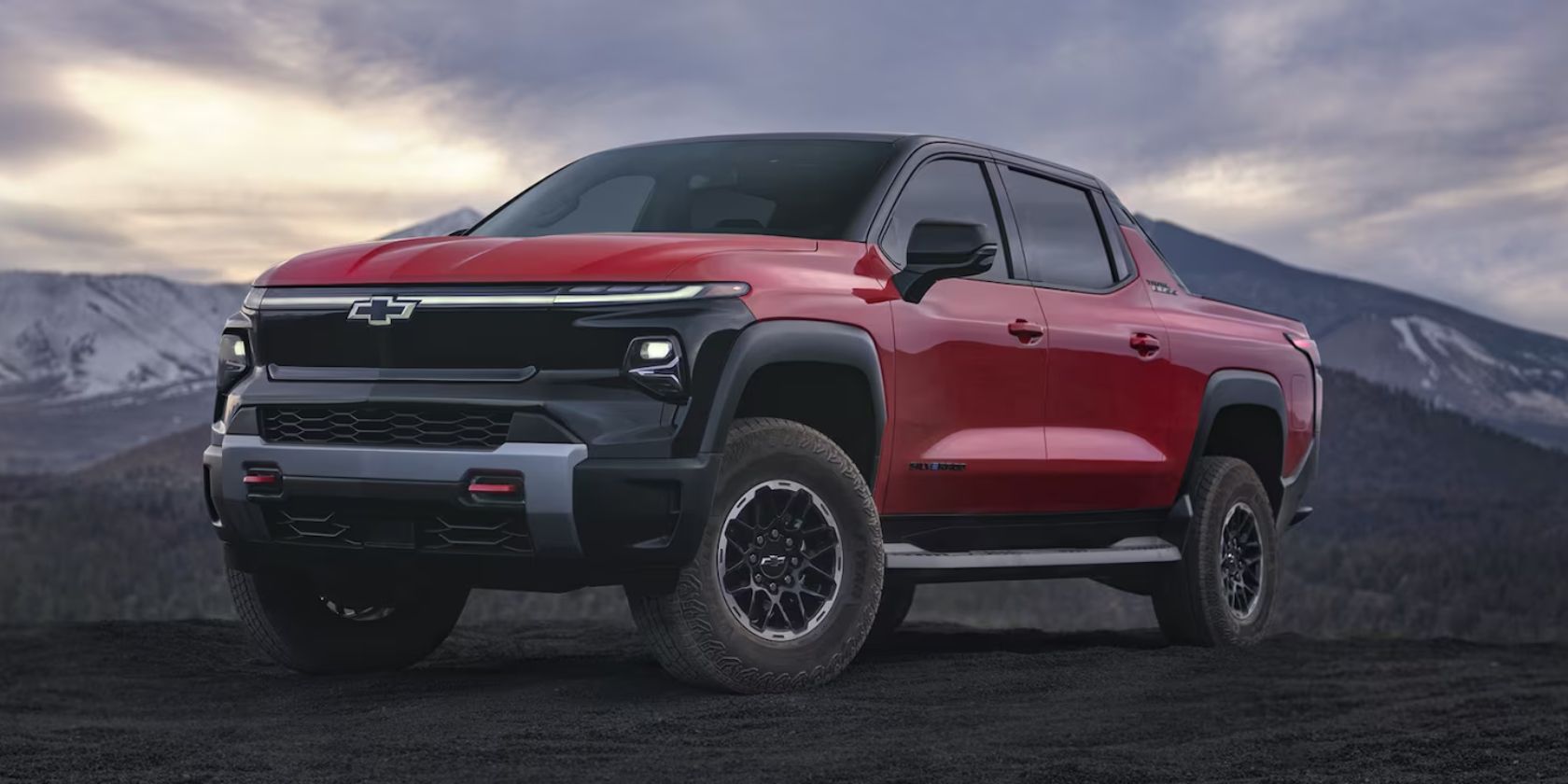 Silverado EV Trail Boss در خاک.