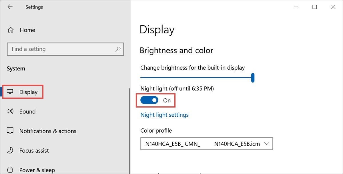 Кнопка переключения ночного освещения в настройках отображения Windows