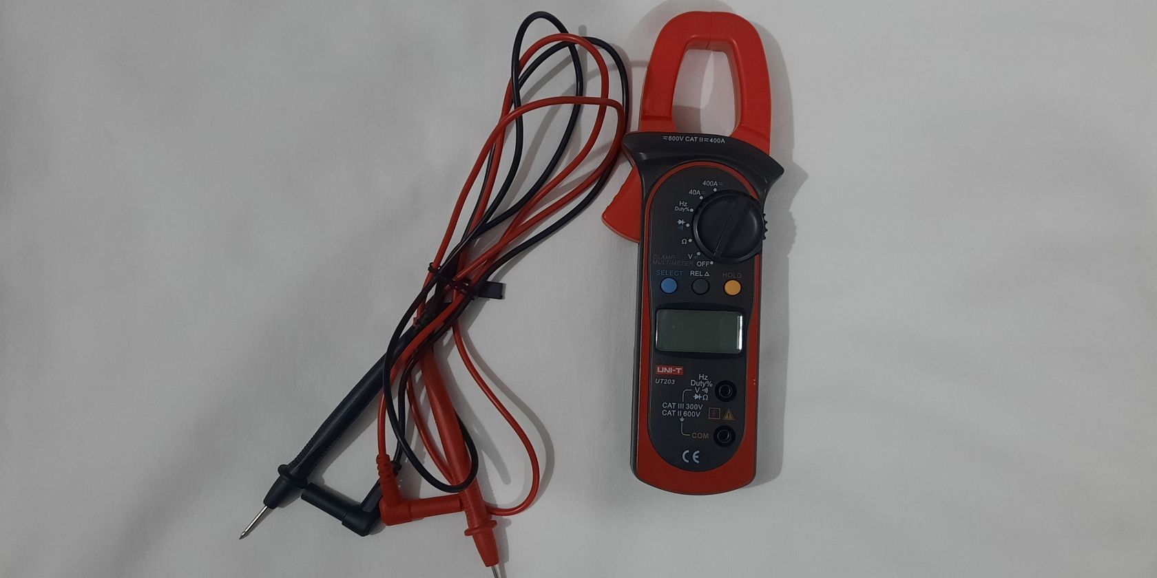 Using a Digital Clamp Meter for Electrical Measurements-1