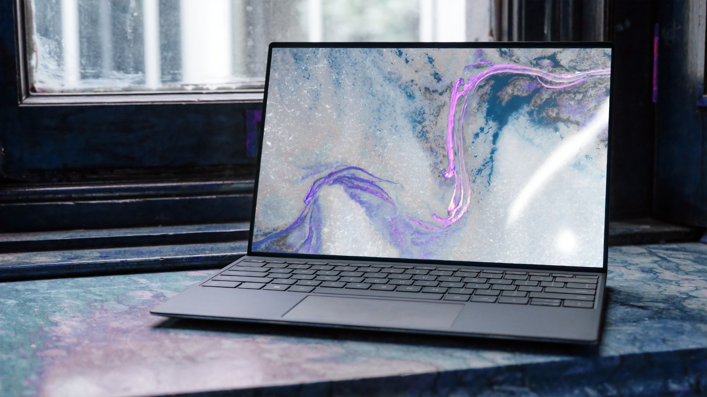 Dell XPS 13 مشکی روی یک میز