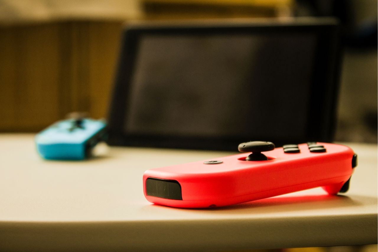 Uma fotografia de um Nintendo Switch desligado em cima de um balcão