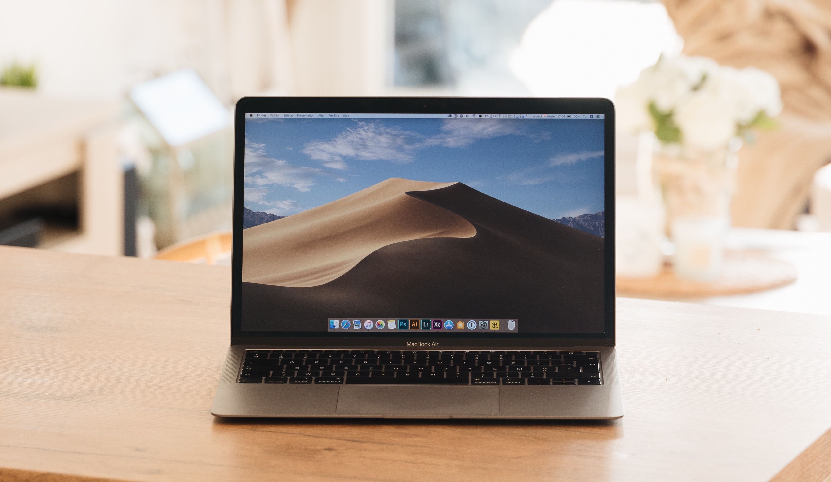 مک بوک M1 Air روی میز قهوه